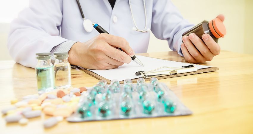 Medicamentos sujeitos a receita m&eacute;dica passam a ser gratuitos para 140 mil idosos