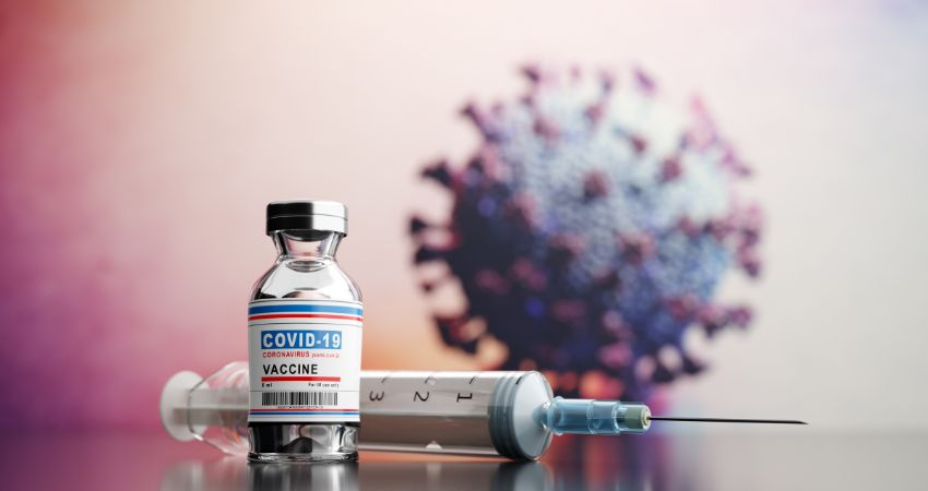 Cerca de seis mil farmac&ecirc;uticos habilitados para administrar vacinas da gripe e COVID-19