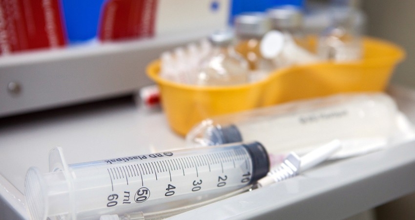 Programa Nacional de Vacina&ccedil;&atilde;o com vacinas da meningite B para todos as crian&ccedil;as e do HPV para rapazes