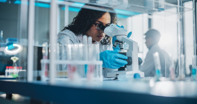 Moderna e IBM exploram computa&ccedil;&atilde;o qu&acirc;ntica e IA generativa para a ci&ecirc;ncia do mRNA